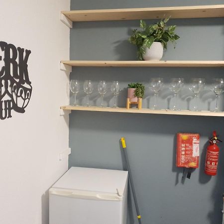 Topzy-Turvy - 1 Bedroom Apartment 斯旺西 外观 照片