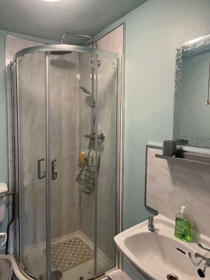 Topzy-Turvy - 1 Bedroom Apartment 斯旺西 外观 照片